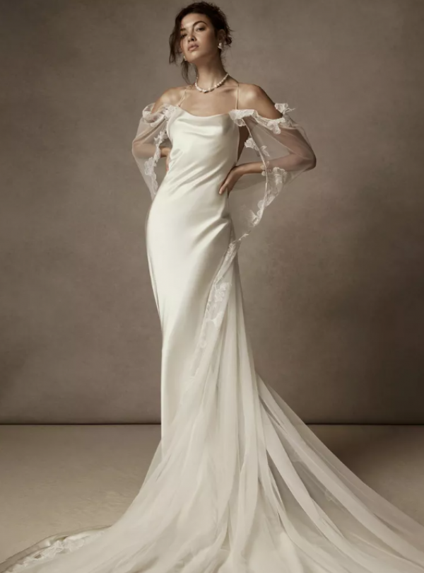 Gaun dengan cape atau kerah tulle yang anggun